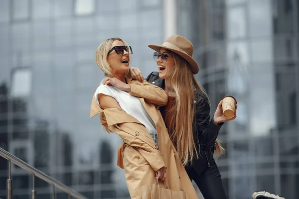 Dos mujeres de pie en una ciudad de otoño —  Fotos de Stock