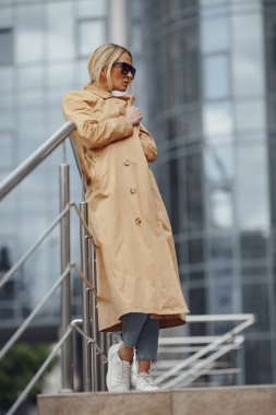 Yaz şehrinde şık giyinmiş bir kadın.