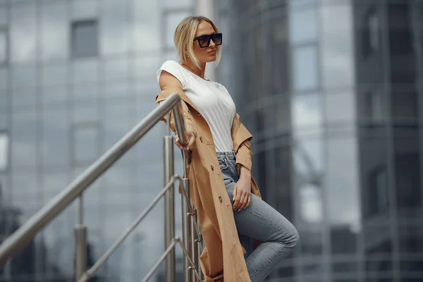Kvinna i en snygg kläder i en sommarstad — Stockfoto
