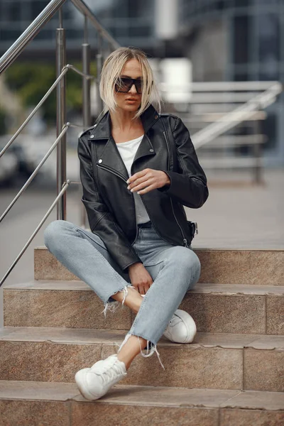 Yaz şehrinde şık giyinmiş bir kadın.