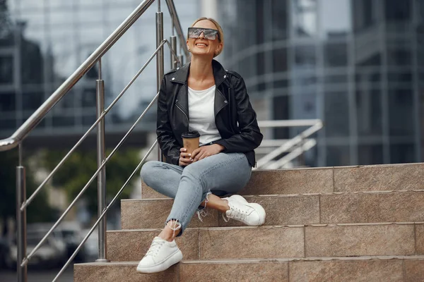 Žena ve stylovém oblečení v letním městě — Stock fotografie