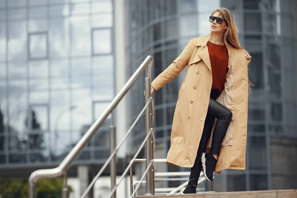 Femme dans des vêtements élégants dans une ville d'été — Photo