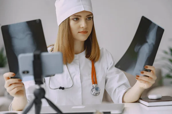 Mujer doctor grabación vlog vídeo acerca de medicin — Foto de Stock