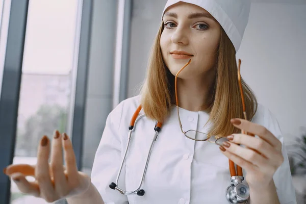 Mujer doctor grabación vlog vídeo acerca de medicin — Foto de Stock