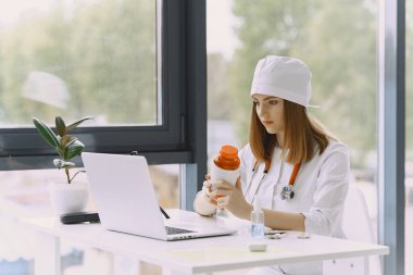 Kadın doktor ilaç hakkında video kaydediyor