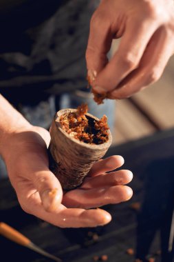 Dışardaki masada Shisha için tütün hazırlama manzarası