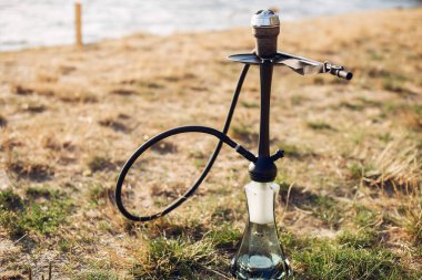 Dışardaki masada Shisha için tütün hazırlama manzarası
