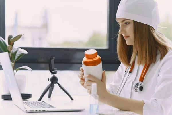 Mujer doctor grabación vlog vídeo acerca de medicin — Foto de Stock