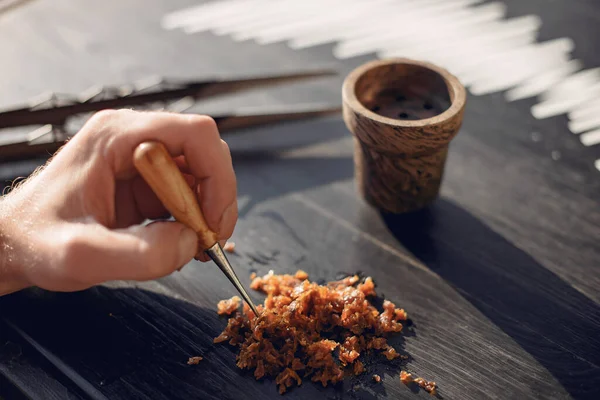 Vista recortada de la preparación de tabaco para shisha en la mesa exterior —  Fotos de Stock