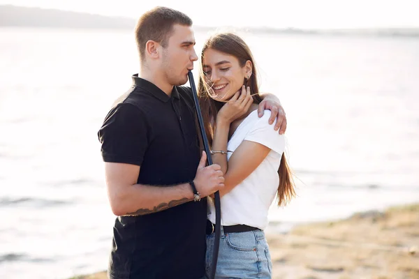 Portait muže a ženy s krásným výhledem na jezero v létě — Stock fotografie