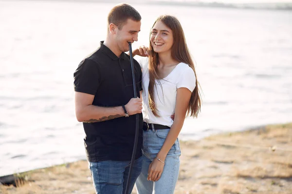 Portait de hombre y mujer con hermosa vista cerca del lago en verano — Foto de Stock