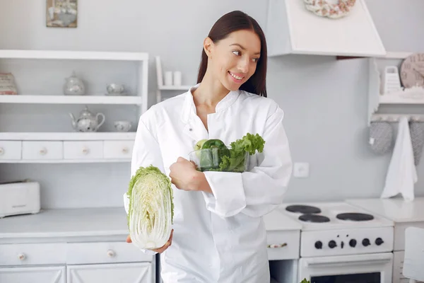 Doktor v kuchyni se zeleninou — Stock fotografie