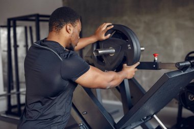 Yakışıklı bir zenci spor salonunda nişanlanıyor.