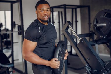 Yakışıklı bir zenci spor salonunda nişanlanıyor.