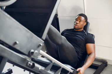 Yakışıklı bir zenci spor salonunda nişanlanıyor.