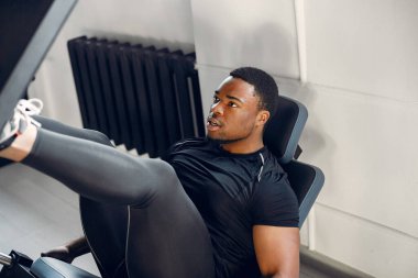 Yakışıklı bir zenci spor salonunda nişanlanıyor.