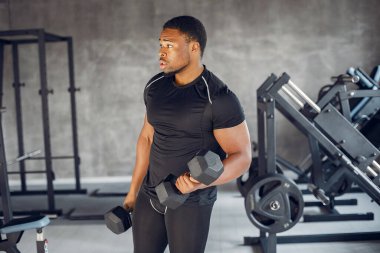 Yakışıklı bir zenci spor salonunda nişanlanıyor.