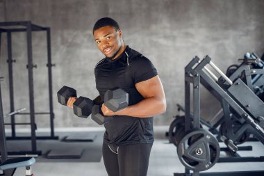 Yakışıklı bir zenci spor salonunda nişanlanıyor.