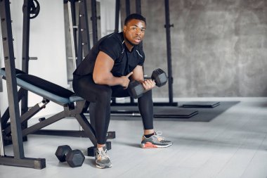 Yakışıklı bir zenci spor salonunda nişanlanıyor.