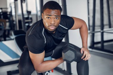 Yakışıklı bir zenci spor salonunda nişanlanıyor.