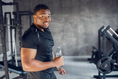 Yakışıklı bir zenci spor salonunda nişanlanıyor.