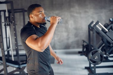 Yakışıklı bir zenci spor salonunda nişanlanıyor.