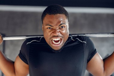 Yakışıklı bir zenci spor salonunda nişanlanıyor.