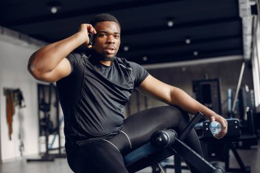 Yakışıklı bir zenci spor salonunda nişanlanıyor.