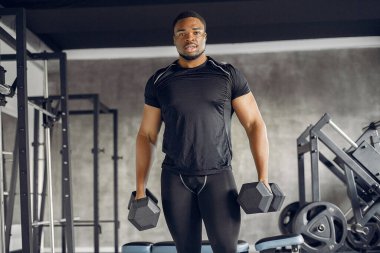 Yakışıklı bir zenci spor salonunda nişanlanıyor.