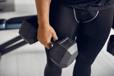 Yakışıklı bir zenci spor salonunda nişanlanıyor.