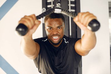 Yakışıklı bir zenci spor salonunda nişanlanıyor.