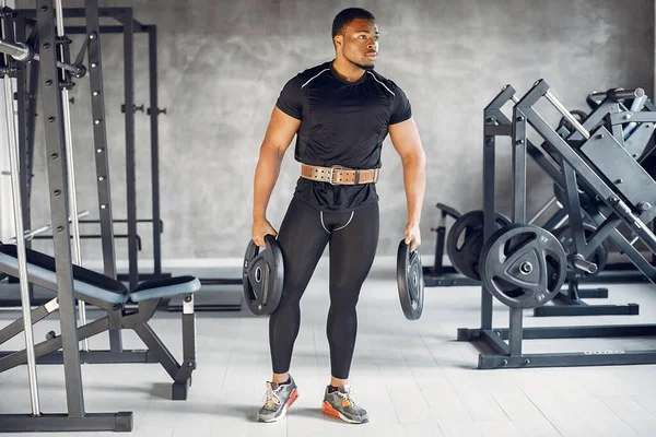 Ένας όμορφος μαύρος είναι αρραβωνιασμένος σε ένα γυμναστήριο. — Φωτογραφία Αρχείου