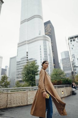 Kadın Chicago sokaklarında yürüyor.