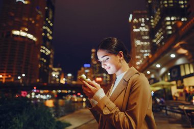 Geceleri telefonla konuşan bir kız.