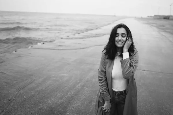 Chica joven caminando en la playa —  Fotos de Stock