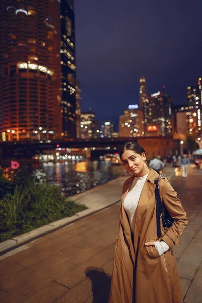 Mujer caminando cerca del río Chicago —  Fotos de Stock