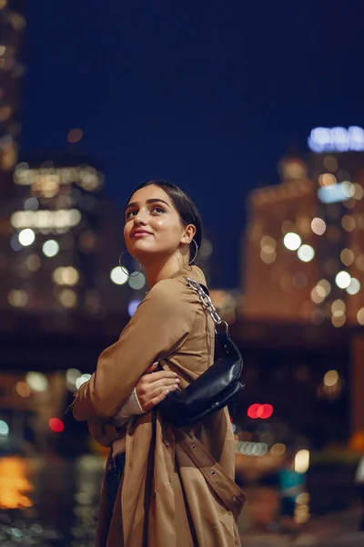 Woman walking near Chicago river — Stock Photo, Image