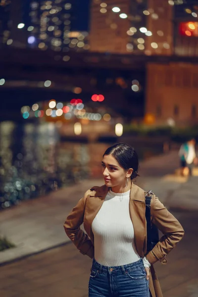 Kvinna promenader nära Chicago floden — Stockfoto