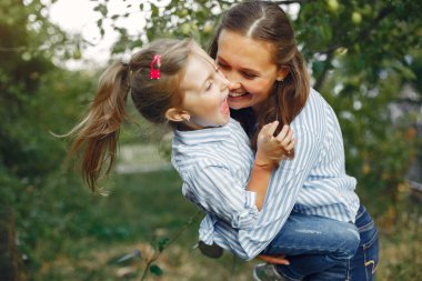 Bir bahar parkında şirin ve şık bir aile.