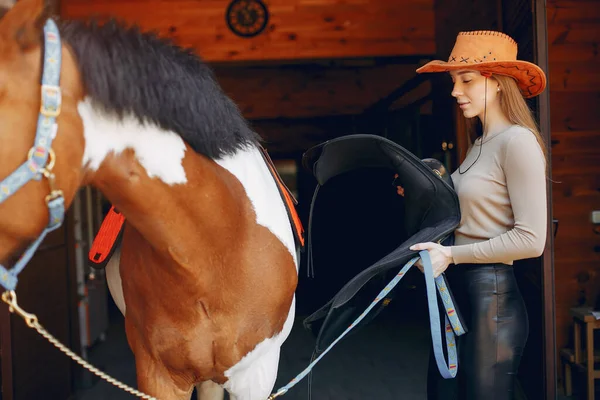 Vacker kvinna som står med en häst — Stockfoto