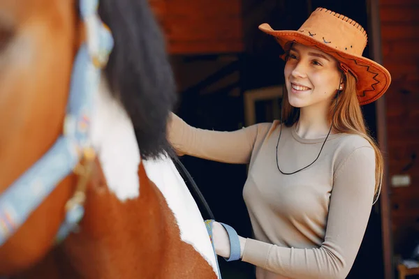 Mooie vrouw die met een paard staat — Stockfoto