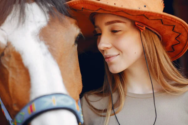 Mulher bonita de pé com um cavalo — Fotografia de Stock