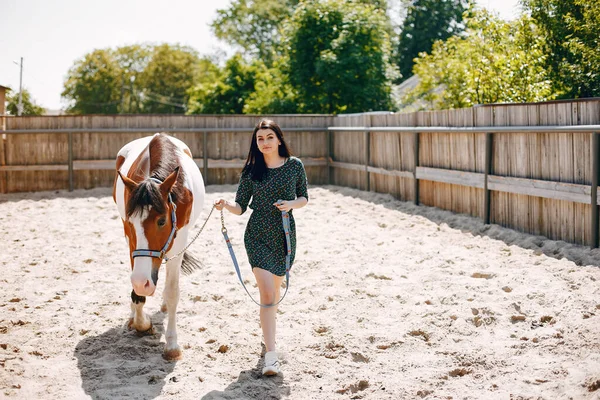 Красивая женщина стоит с лошадью — стоковое фото