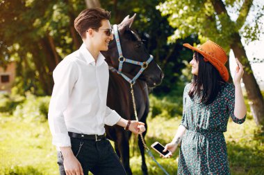 Çiftlikte atı olan sevimli bir çift.