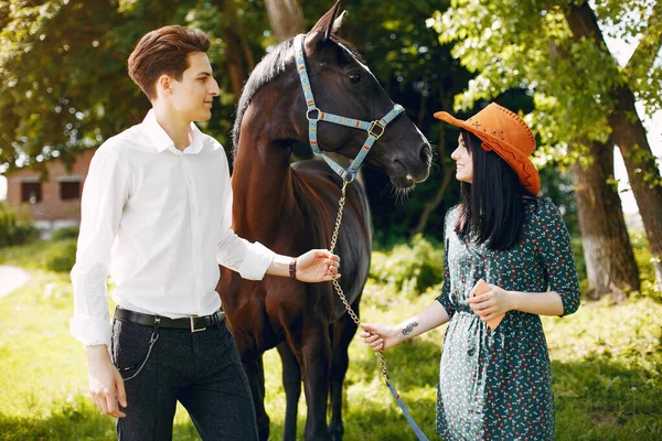 Çiftlikte atı olan sevimli bir çift.