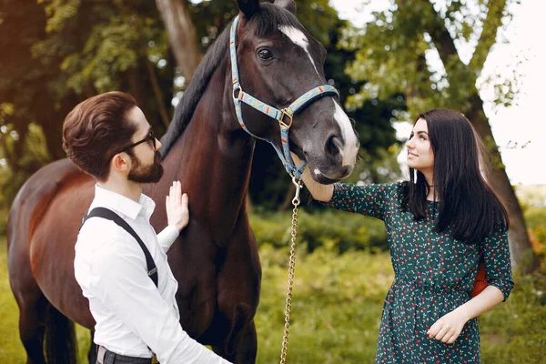 Çiftlikte atı olan sevimli bir çift.