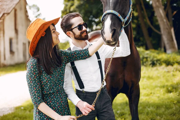 Милая любящая пара с лошадью на ранчо — стоковое фото