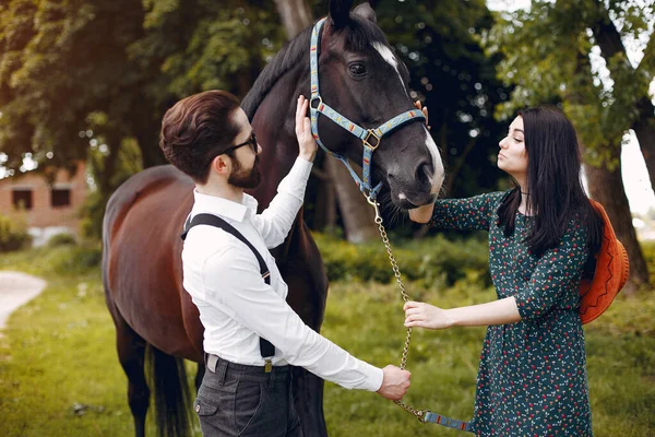 Çiftlikte atı olan sevimli bir çift.