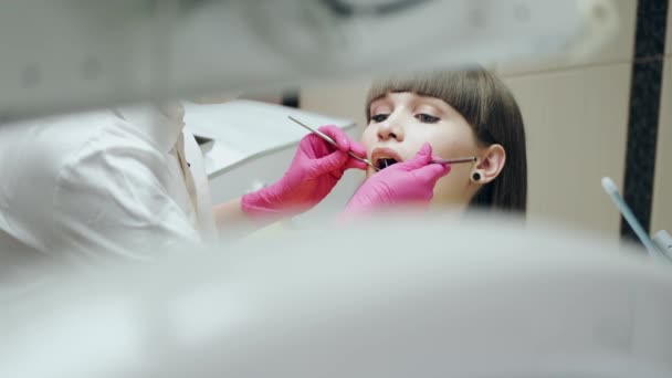 En bild av en patient som undersöks i en tandläkarstol — Stockvideo