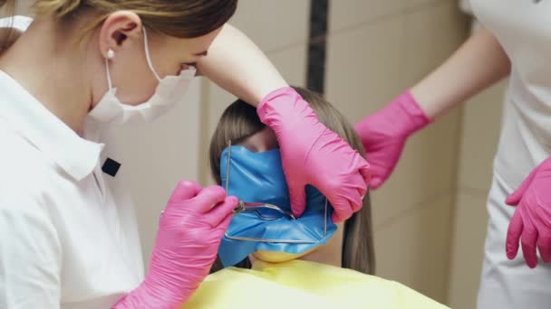 Una dentista donna sta facendo il trattamento dei denti in guanti usa e getta — Video Stock